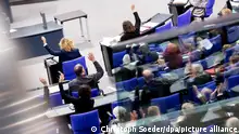 31.01.2019, Berlin: Abgeordnete heben im Deutschen Bundestag bei einer Abstimmung die Hände. Foto: Christoph Soeder/dpa 