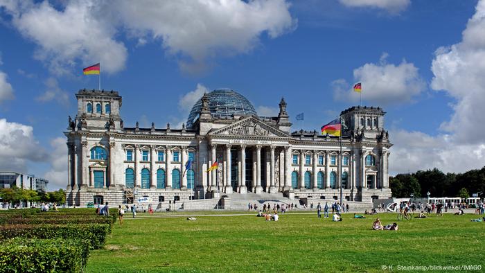 Reichstagsgebäude in Berlin mit deutschen Flaggen 