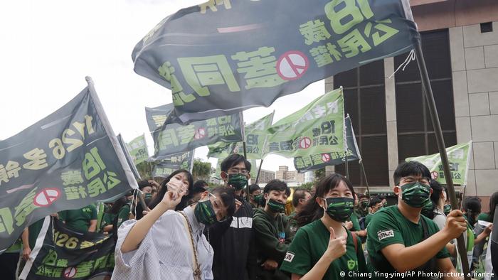 除了台北市长的人选以外，此次台湾“九合一选举”的重点议题之一当属18岁公民权修宪的复决投票。根据台湾现行法律，年满20岁的公民才有选举权。支持声音指出，包括中国在内的全球近9成国家都将投票法定年龄定为18岁，台湾与此存在明显落差。反对声音则表示，18岁的年轻人许多人不懂政治，也不知道该如何正确行使投票权。