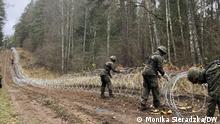 Polnische Soldaten bauen einen Grenzzaun aus Klingendraht an der Grenze zwischen Polen und der russischen Exklave Kaliningrad, 16. November 2022.