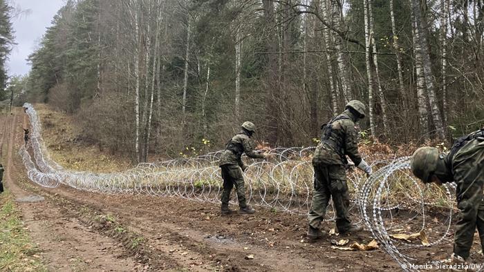 Poljski vojnici postavljaju žilet-žicu na granici sa Kalinjingradom