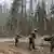Войници ограждат с бодлива тел границата между Полша и Калининград