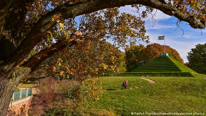 Herbstwetter an der Landpyramide im Fürst-Pückler-Park in Branitz