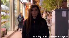 Die iranische Schauspielerin Hengameh Ghaziani steht ohne Kopftuch auf einer Straße und blickt ernst in die Kamera.