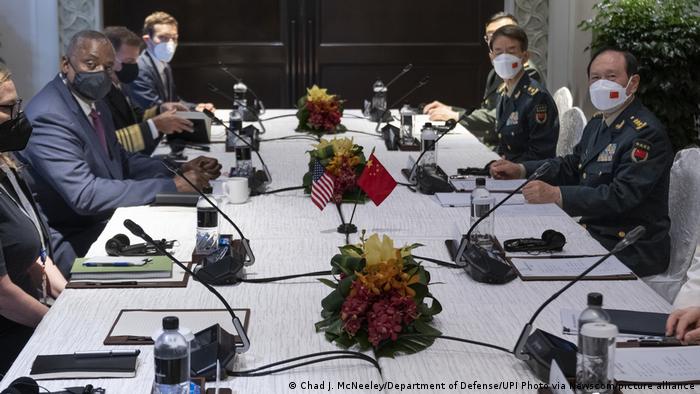 去年6月新加坡「香格里拉對話」登場，美國國防部長奧斯汀與中國國防部長魏鳳和舉行雙邊會談。（資料畫面）