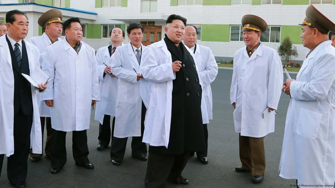 Kim Jong-un visita uma fábrica militar em 2014