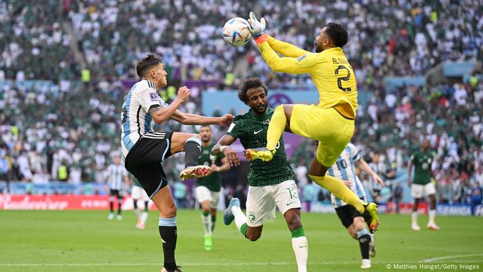 حقق المنتخب السعودي أولى مفاجآت نهائيات كأس العالم بفوزه على الأرجنتين