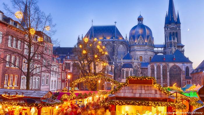 Weihnachtsmarkt rund um das Rathaus in Aachen. Im Hintergrund ist der Dom zu sehen. 