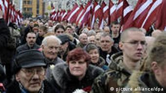 Veteranen der Waffen-SS marschieren durch Riga