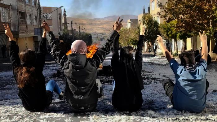 年轻女性阿米尼之死引发伊朗全国性反政府示威。示威活动中，许多学生和妇女焚烧头巾并剪掉头发，表达反抗态度