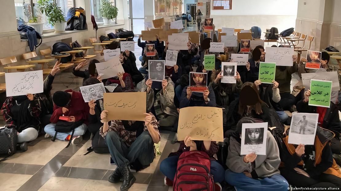 تجمع اعتراضی دانشجویان دانشگاه تهران تصویر آرشیوی