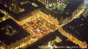 Pamje nga lart e tregut të Krishtlindjeve në Dyseldorf. Drita artificiale sidoqoftë është e dëmshme për shëndetin e njeriut dhe biodiversitetin