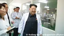 epa04958249 A picture released by the Rodong Sinmun, the newspaper of North Korea's ruling Workers Party, on 01 October 2015 shows North Korean leader Kim Jong-un (C) donning a white gown as he tours the Jongsong Pharmaceutical General Factory, in Pyongyang, North Korea. The paper did not report when Kim made the visit to the plant. EPA/Rodong Sinmun SOUTH KOREA OUT ++ +++ dpa-Bildfunk +++