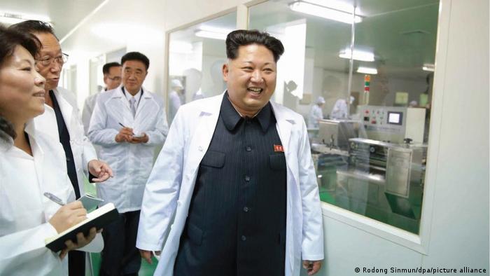 Kim Jong-un visita una fábrica en Corea del Norte (archivo 2015).