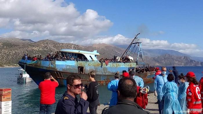 La llegada de migrantes al puerto de Paleochora.