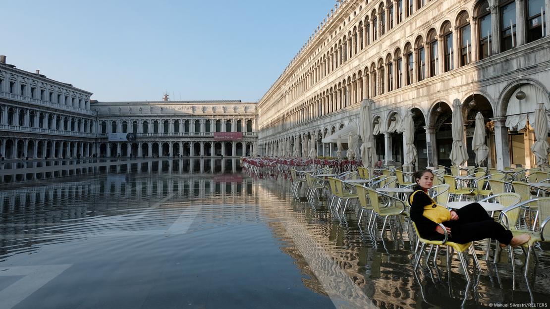 Italy: Venice raises protective floodgates due to heavy rain – DW (English)