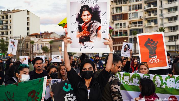 Revolta gerada pela morte da jovem iraniana de origem curda Mahsa Amini desecadeou onda de protestos