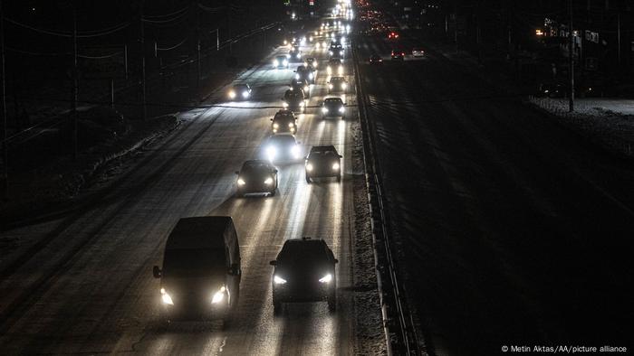 Vista de una carretera a oscuras en Kiev, la capital de Ucrania. Las autoridades cortan el fluido eléctrico para ahorrar energía y recursos financieros. (20.11.2022)