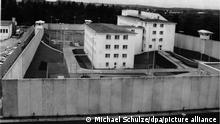 Die Justizvollzugsanstalt Frankfurt (Oder) ist nach mehrjährigem Umbau am Donnerstag wiedereröffnet worden. Die JVA, zu DDR-Zeiten über Jahre berüchtigtes Gefängnis der Staatssicherheit, war 1991/92 wegen baulicher Mängel und aus Sicherheitsgründen geschlossen worden. Im jetzt fertiggestellten Bauabschnitt wurden die Hafthäuser und das Verwaltungsgebäude saniert, die Außenpforte und die Mauer erneuert. Bis Anfang 1997 sollen im zweiten Abschnitt Sport- und Werkstätten sowie Unterrichtsräume geschaffen werden. (s/w-Foto) +++ dpa-Bildfunk +++