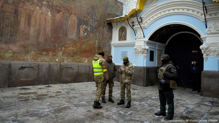 Ukraine Kiew | Durchsuchung Kiewer Höhlenkloster: Sicherheitskräfte vor einer Toreinfahrt