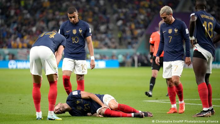 Lucas Hernandez liegt umringt von seinen Mitspielern mit Schmerzen am Boden und hält sich das Knie