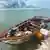 Una embarcación de madera de migrantes cubanos yace atada a un muro en la zona de Fills de Indian Key en los Cayos de Florida. En los últimos meses se ha registrado un  éxodo récord e imparable de cubanos hacia Estados Unidos. (12.10.2022)