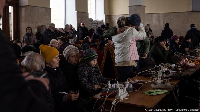 Ucraina, Cherson | I residenti aspettano alla stazione ferroviaria il treno per Kiev Ucraina, Cherson | I residenti aspettano alla stazione ferroviaria il treno per Kiev