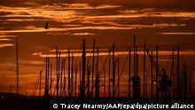 epaselect epa05201901 The sun rises through boat masts over Port Philip Bay in Melbourne, Australia, 09 March 2016. Melburnians have tossed and turned through the city's hottest March night since records began, as temperatures hovered around 30C for most of night of 08 March 2016, the lowest temperature of 29C recorded just before 1am on 09 March 2016, the Bureau of Meteorology says. EPA/TRACEY NEARMY AUSTRALIA AND NEW ZEALAND OUT ++ +++ dpa-Bildfunk +++