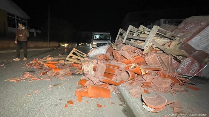 El sismo derribó algunas edificaciones en Duzce.