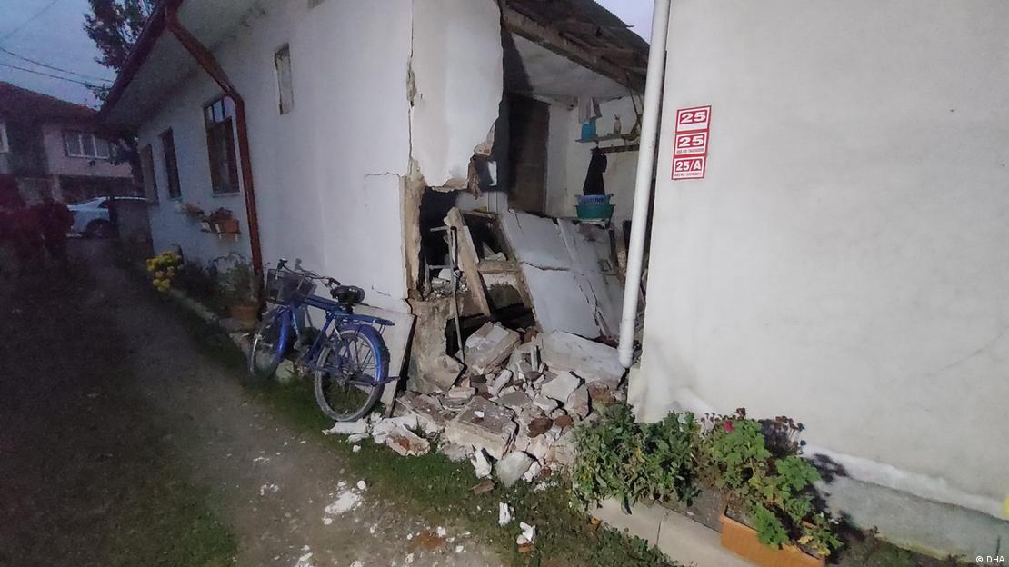 Düzce'de meydana gelen depremde çok sayıda bina hasar gördü - (23.11.2022)