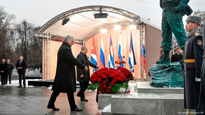 Miguel Díaz-Canel, a la izquierda, y el presidente ruso, Vladimir Putin, participan en la ceremonia de inauguración de un monumento al fallecido líder cubano Fidel Castro.