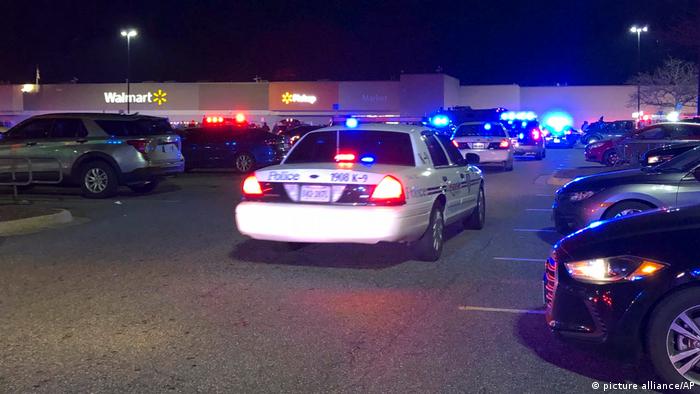 Patrullas de policía se presentaron al estacionamiento de Walmart en Chesapeake, Virginia, tras el ataque de un pistolero que dejó varias personas muertas y heridas la noche del 22.11.2022.