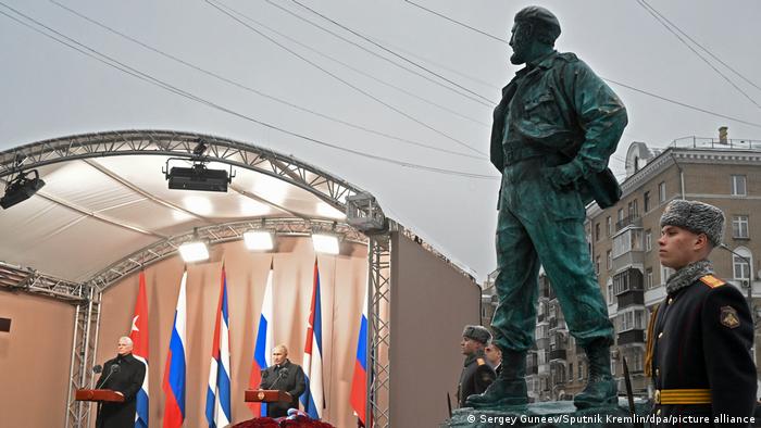 Kubas Präsident Miguel Diaz-Canel und Kremlchef Wladimir Putin bei der Einweihung der Fidel-Castro-Statue in Moskau