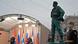 Estatua de Fidel Castro a la derecha. A la izquierda, un escenario con Putin y Díaz Canel ante un estrado de oradores. Estatua de Fidel Castro a la derecha. A la izquierda, un escenario con Putin y Díaz Canel ante un estrado de oradores.