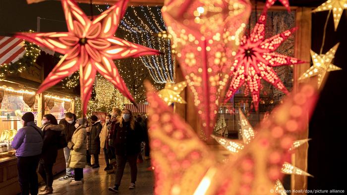Estrellas de Navidad decorativas cuelgan en un mercadillo navideño.
