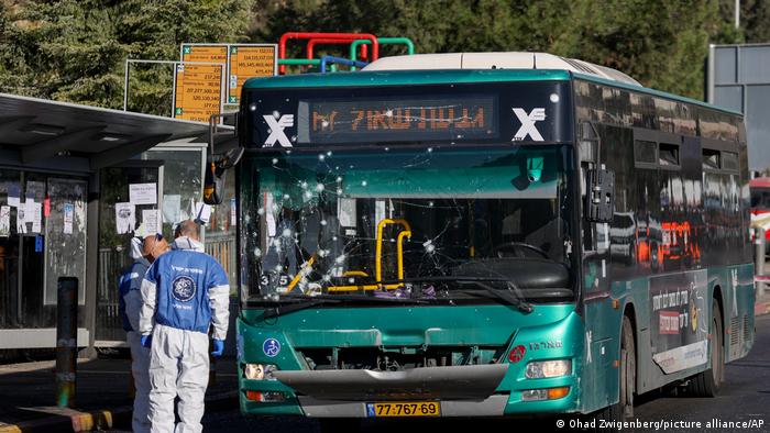 صورة لقوات الشرطة الإسرائيلية وهي تتفقد مكان الانفجار في القدس (23 نوفمبر 2022)