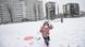 Ninos jugando en la nieve con edificios destruídos de fondo. Ninos jugando en la nieve con edificios destruídos de fondo.