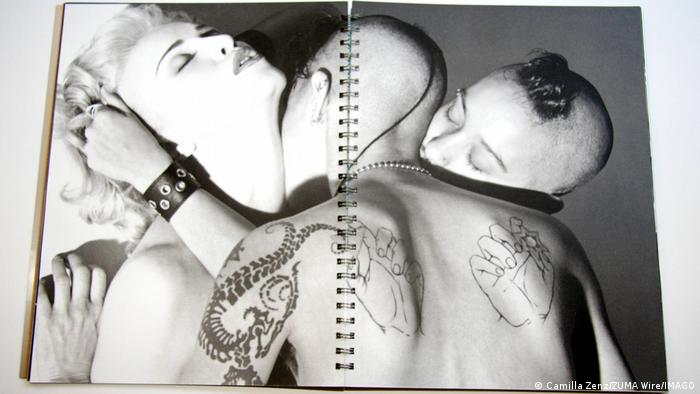 Doppelseite im Madonna Buch Sex, auf welcher ein tätowierter Mann Madonna küsst und selbst von einer anderen Person geküsst wird.