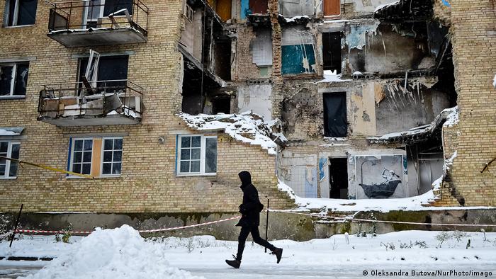 Zerstörtes Haus an einer verschneiten Straße in Kiew