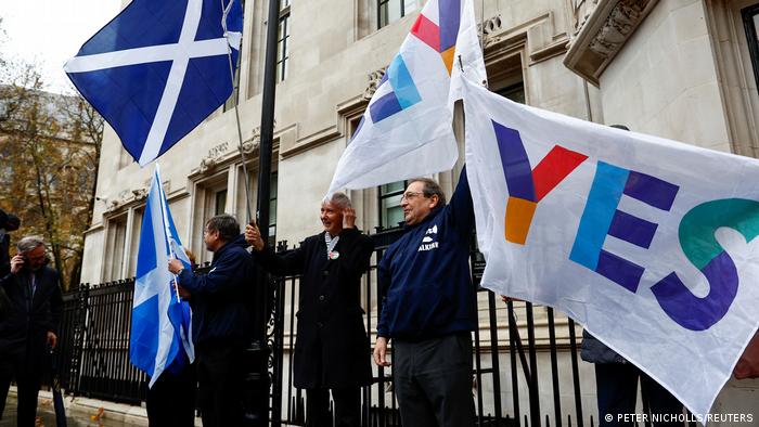 Schottische Unabhängigkeitsbefürworter demonstrieren vor dem Gerichtsgebäude in London