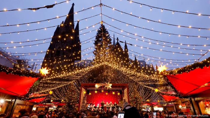 Weihnachtsmarkt in Köln, im Hintergrund der Kölner Dom