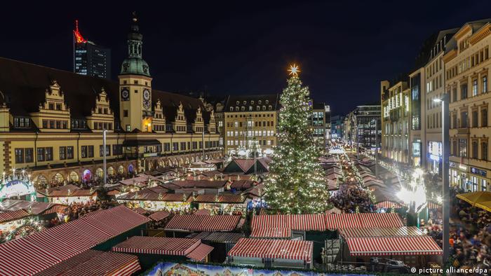 Imagen de los techos de los puestos del mercado de Navidad de Leipzig.