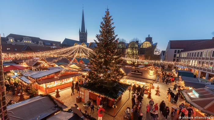 En el centro del mercado de Lübeck, destaca un gran árbol de Navidad. 