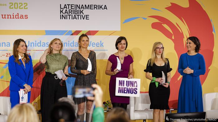 Journalists and writers Ingrid Beck, Mariana Carbajal, Ana Correa and Hinde Pomeraniec collected the award on behalf of the Ni una menos movement with Baerbock on the right of the image, as can be seen on the sign someone carries, and presenter of DW Pia Castro on the left. Journalists and writers Ingrid Beck, Mariana Carbajal, Ana Correa and Hinde Pomeraniec collected the award on behalf of the Ni una menos movement with Baerbock on the right of the image, as can be seen on the sign someone carries, and presenter of DW Pia Castro on the left.