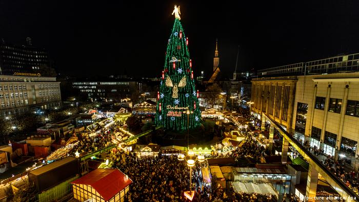 Un enorme árbol de Navidad decorado sobresale en el centro del mercado de Navidad de Dortmund.