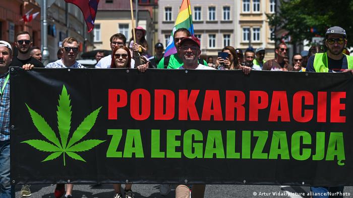 Demonstranten fordern in Polen die Liberalisierung von Cannabis