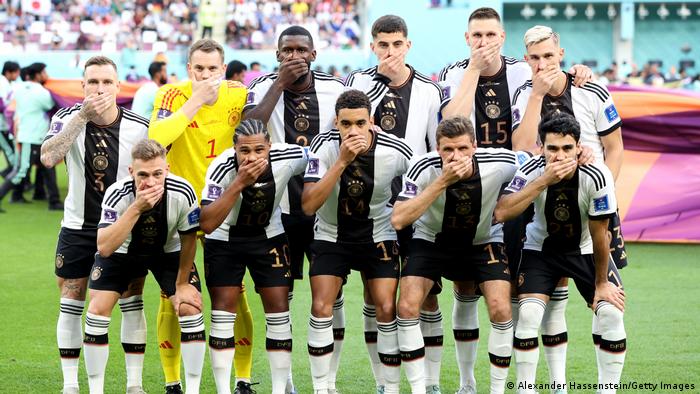 لاعبو ألمانيا يغطون أفواههم اعتراضا على قرار الفيفا بحظر شارة وان لاف.
