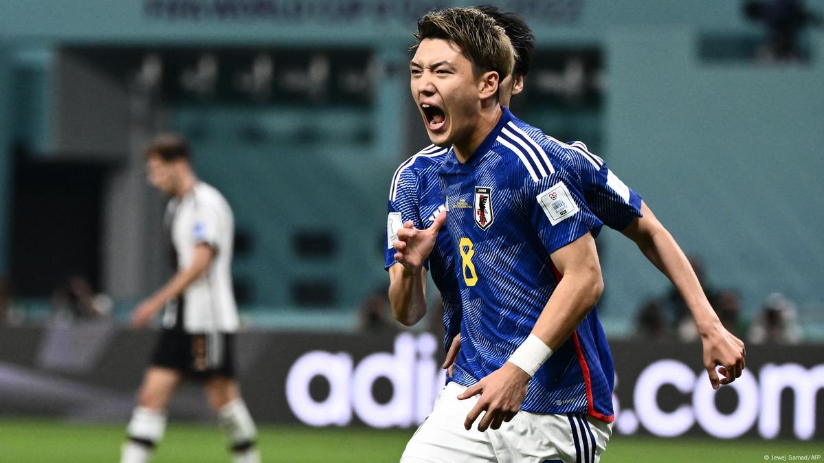 Jogadores da Alemanha protestam contra a Fifa em jogo contra Japão