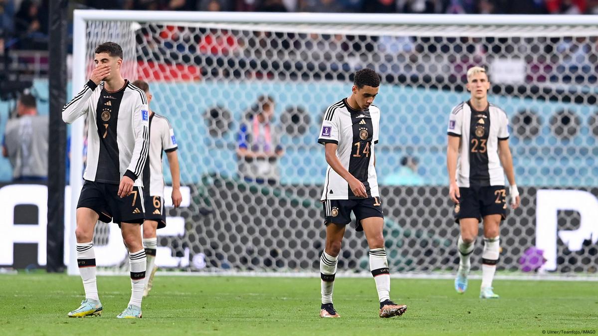 Jogadores da Alemanha protestam contra a Fifa em jogo contra Japão