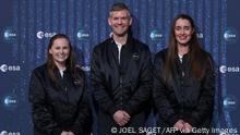 23.11.2022, Paris, Frankreich, ESA Astronaut Class of 2022 Meganne Christian (L), John McFall (C), and Rosemary Coogan (R) pose during a ceremony to unveil the European Space Agency new class of career astronauts in Paris on November 23, 2022. - ESA choose two women and three men from five different Western European countries out of more than 22,500 applicants. (Photo by Joël SAGET / AFP) (Photo by JOEL SAGET/AFP via Getty Images)